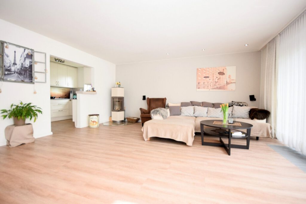 wohnzimmer-blick-kuche